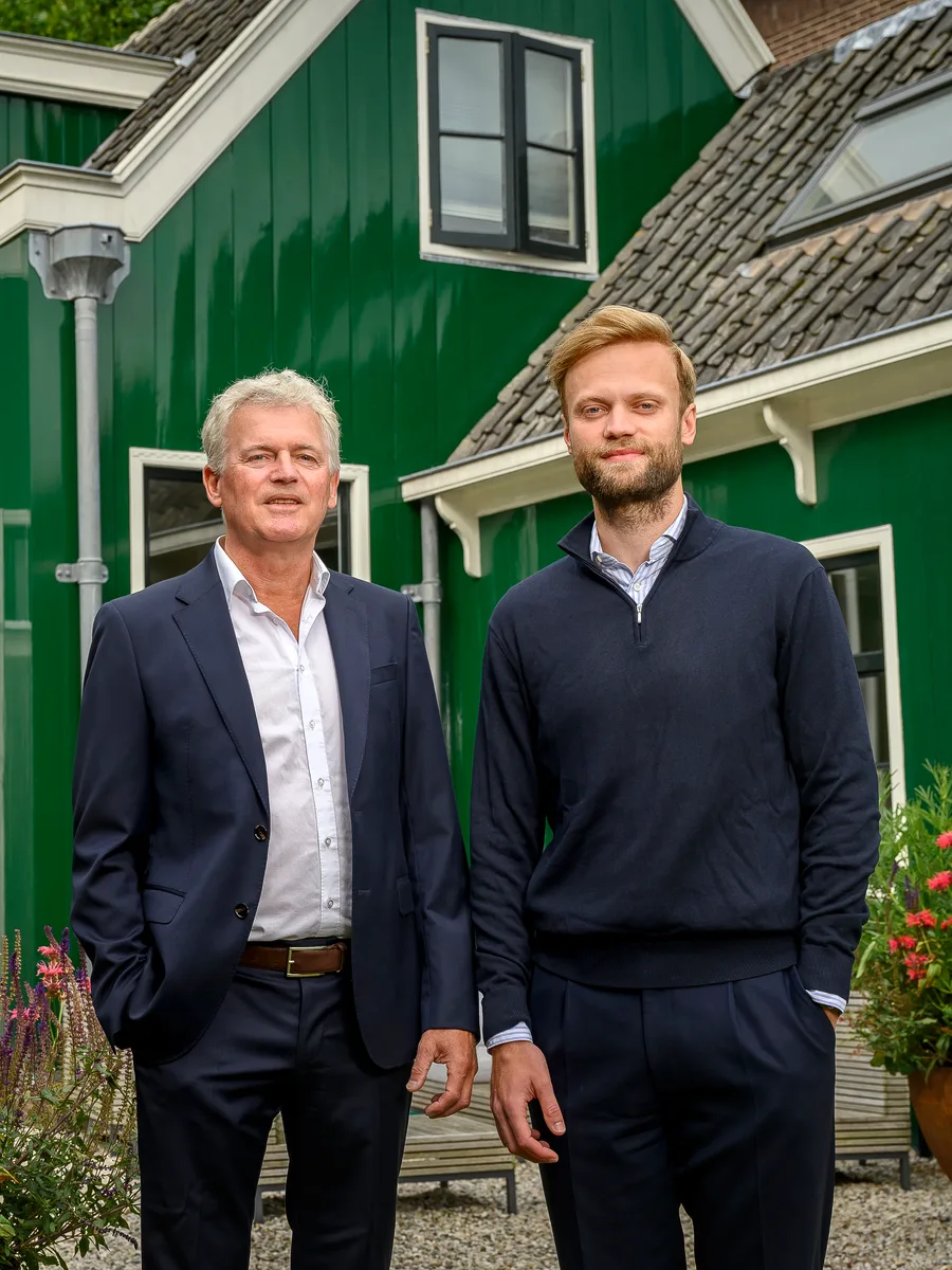Pim en Reinder van Velze voor een karakteristiek Zaans pand